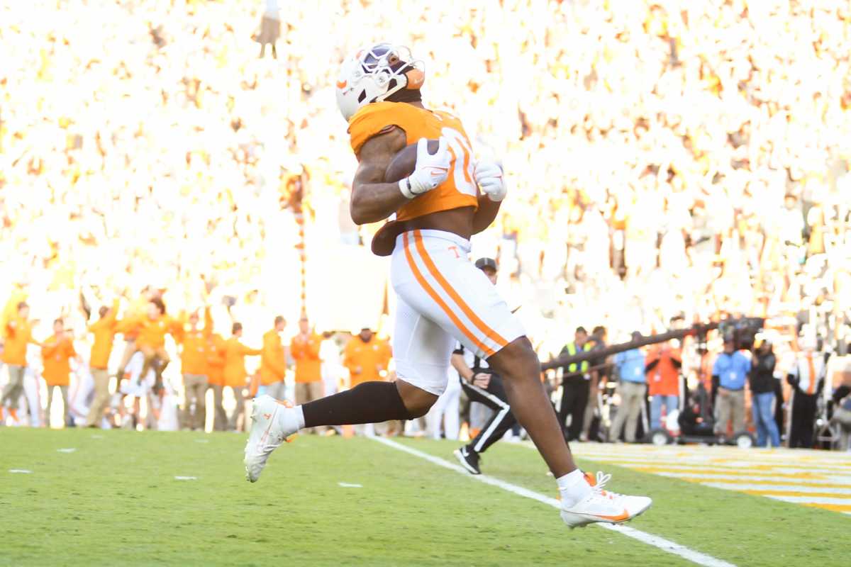 Tennessee Volunteers RB Jaylen Wright scoring a touchdown against Georgia. (Photo by Brianna Paciorka of the News Sentinel)